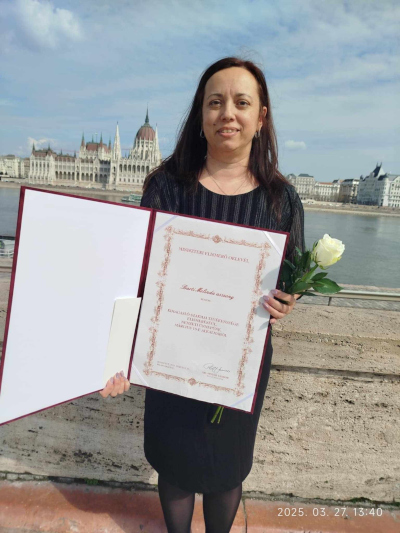 Barti Melinda az elismerő oklevéllel
