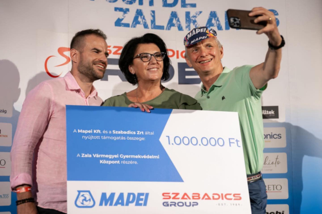 Adomány összeg átadása