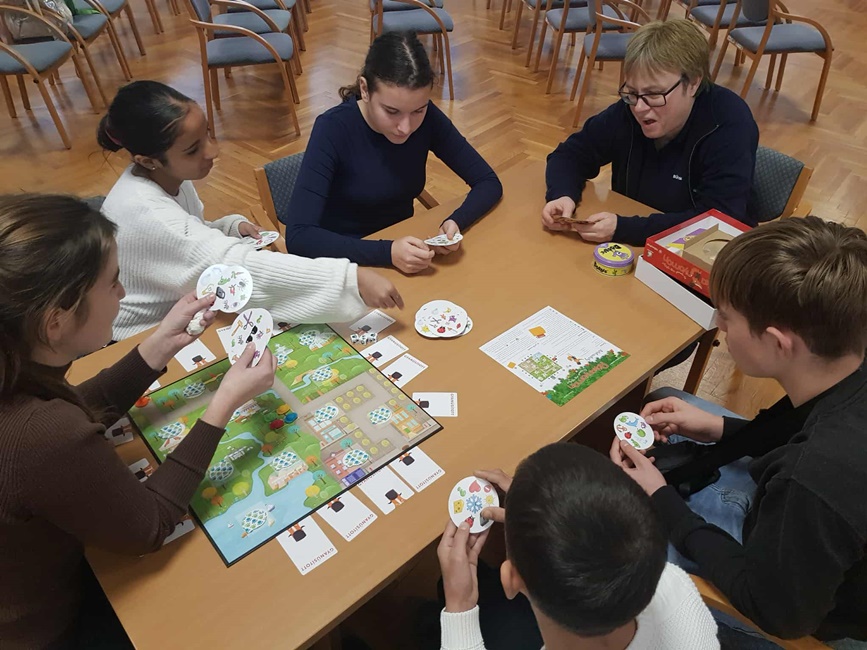 Gyermekek és a rendezvényen résztvevők társasjátékoznak