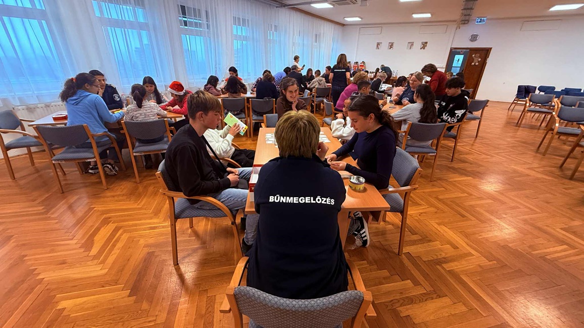 Gyermekek és a rendezvényen résztvevők társasjátékoznak