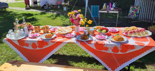 Retró menü asztalon: pásztortarhonya, káposztasaláta, házi sütemény