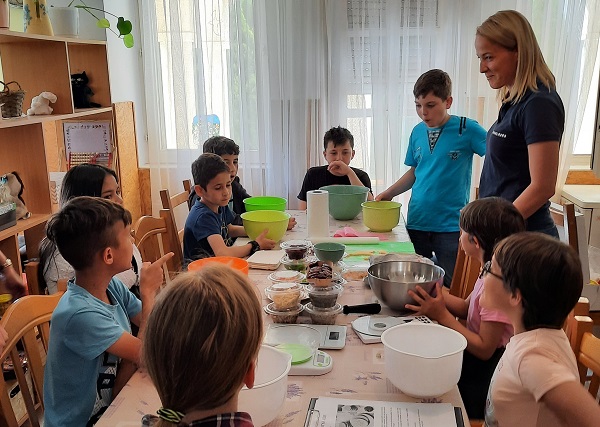 Sznopek Veronika és a gyerekek közösen készülnek elő a sütéshez